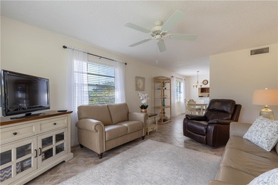 Beautifully maintained private corner unit w/gorgeous views of - photo 6
