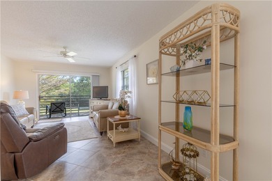 Beautifully maintained private corner unit w/gorgeous views of - photo 8
