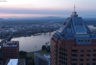 Perched high above the city in Portland's iconic Fountain Plaza - photo 1