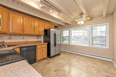 Welcome Home To 21 Beech Place. Colonial Residence On A Quiet - photo 8
