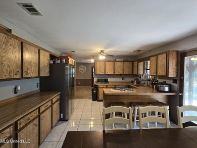 Welcome to this charming retreat tucked away just minutes from - photo 12