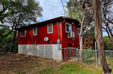Unique property located in the tree covered hills above Medina - photo 1