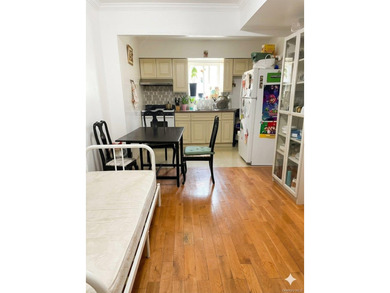 Large Six Dwelling House in Prime location of Flushing Center - photo 2