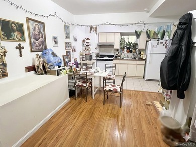 Large Six Dwelling House in Prime location of Flushing Center - photo 3