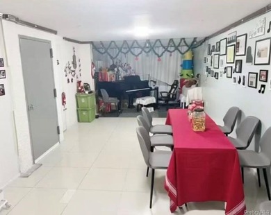 Large Six Dwelling House in Prime location of Flushing Center - photo 8