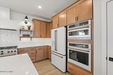 Luxury marsh front living, newer construction, deep water - photo 8