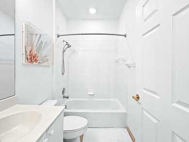 Second-floor condo with 3 bedrooms, 2 bathrooms, vaulted - photo 12