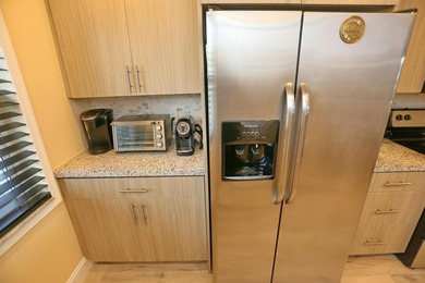Beautiful 2 Bedrooms and 2 Baths Completely renovated. Kitchen - photo 13