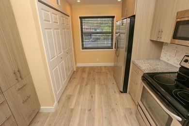 Beautiful 2 Bedrooms and 2 Baths Completely renovated. Kitchen - photo 16