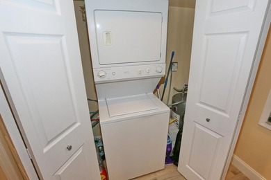 Beautiful 2 Bedrooms and 2 Baths Completely renovated. Kitchen - photo 17