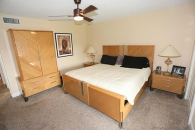 Beautiful 2 Bedrooms and 2 Baths Completely renovated. Kitchen - photo 21