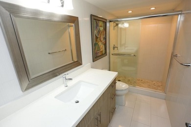 Beautiful 2 Bedrooms and 2 Baths Completely renovated. Kitchen - photo 23
