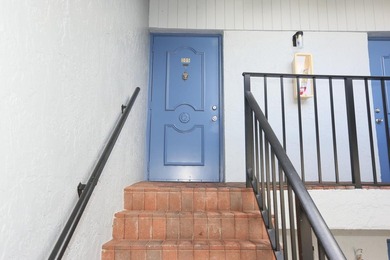 Beautiful 2 Bedrooms and 2 Baths Completely renovated. Kitchen - photo 29