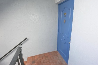Beautiful 2 Bedrooms and 2 Baths Completely renovated. Kitchen - photo 33