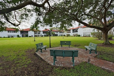 Beautiful 2 Bedrooms and 2 Baths Completely renovated. Kitchen - photo 35