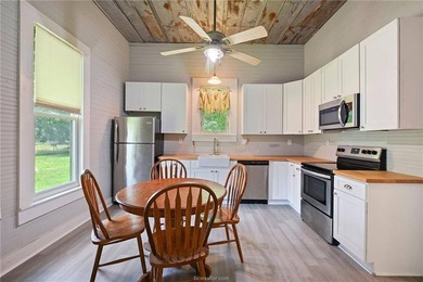 Adorable home that has been remolded from top to bottom yet - photo 3