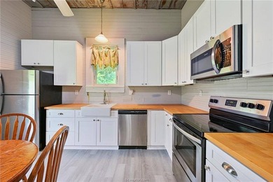 Adorable home that has been remolded from top to bottom yet - photo 4
