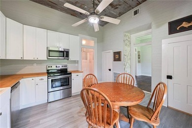Adorable home that has been remolded from top to bottom yet - photo 5