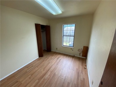 Welcome home to TROPIC PARK subdivision. This three-bedroom two - photo 11