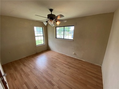 Welcome home to TROPIC PARK subdivision. This three-bedroom two - photo 13