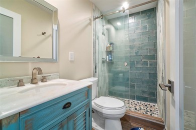 A recently remodeled 3-bed, 3.5-bath townhome w/2-car garage - photo 21