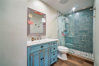 A recently remodeled 3-bed, 3.5-bath townhome w/2-car garage - photo 23