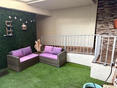 A recently remodeled 3-bed, 3.5-bath townhome w/2-car garage - photo 27