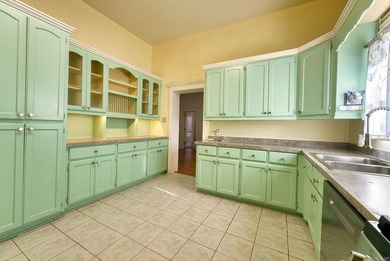 Step back in time with this enchanting 1930 Victorian-style gem - photo 20