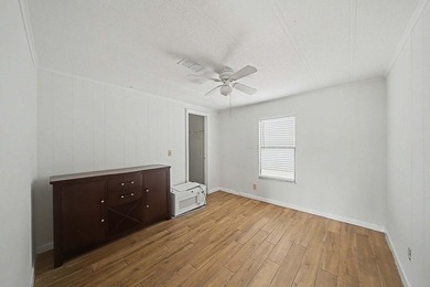 Centrally located with easy access to main roads, schools and - photo 19