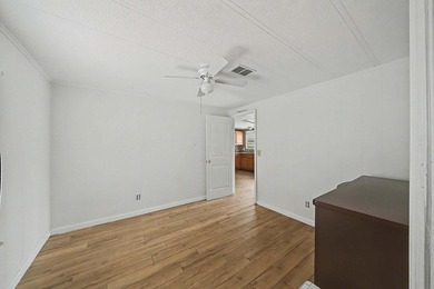 Centrally located with easy access to main roads, schools and - photo 21