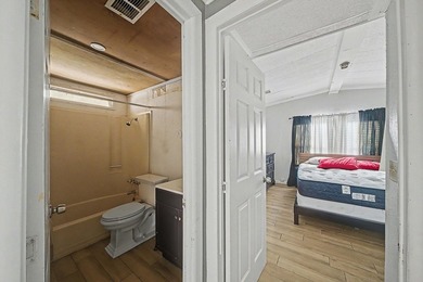 Centrally located with easy access to main roads, schools and - photo 22