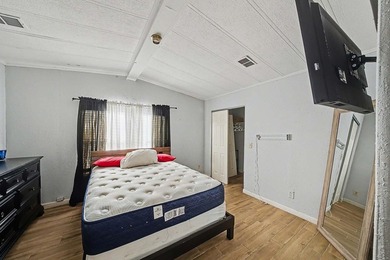 Centrally located with easy access to main roads, schools and - photo 24