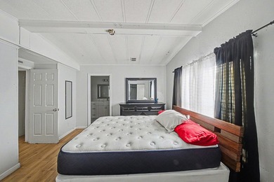 Centrally located with easy access to main roads, schools and - photo 25
