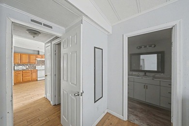 Centrally located with easy access to main roads, schools and - photo 27