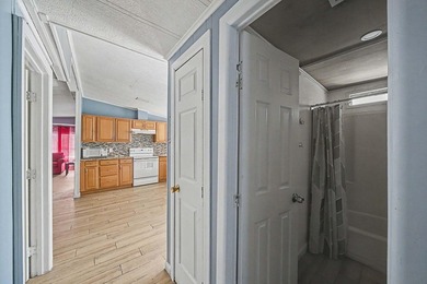 Centrally located with easy access to main roads, schools and - photo 28