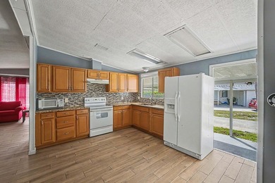 Centrally located with easy access to main roads, schools and - photo 29