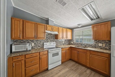 Centrally located with easy access to main roads, schools and - photo 30