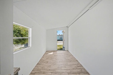 Centrally located with easy access to main roads, schools and - photo 40