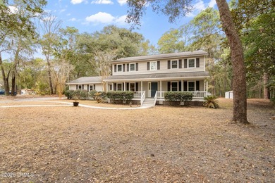Welcome to 11 Redwood Lane on desirable Lady's Island! Situated - photo 2