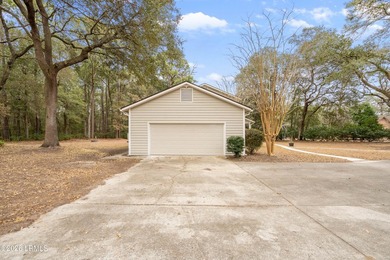 Welcome to 11 Redwood Lane on desirable Lady's Island! Situated - photo 5