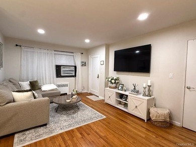 Totally Renovated Clearview One Bedroom (Lower Level, Square - photo 2