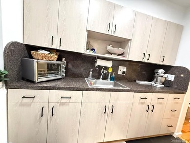 Totally Renovated Clearview One Bedroom (Lower Level, Square - photo 6