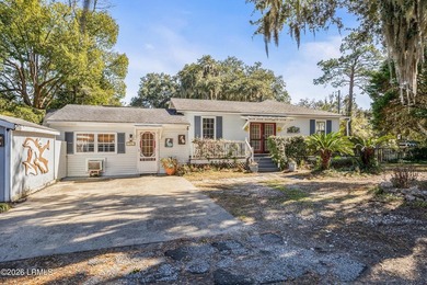 Pigeon Point cottage with a pool! This 1940's home has three - photo 3