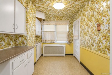 Welcome to this charming semi-detached brick home in the heart - photo 6
