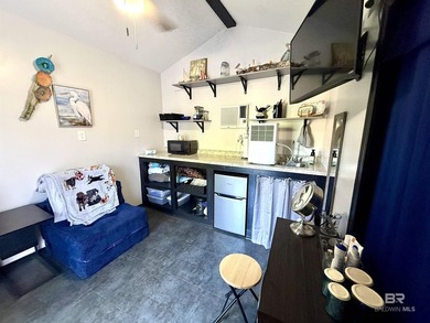 Location, Location, Location! Charming 1-bedroom, 1-bath cabin - photo 8
