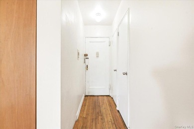 Welcome to this sun-filled corner JR4, a versatile one bedroom - photo 3