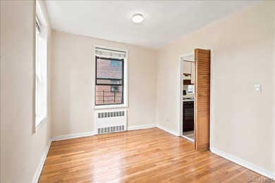 Welcome to this sun-filled corner JR4, a versatile one bedroom - photo 9