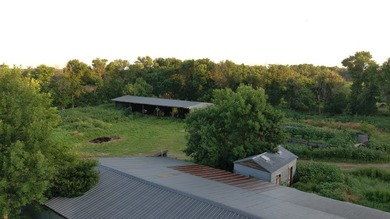 Enjoy the perfect balance of privacy, space, and convenience - photo 21