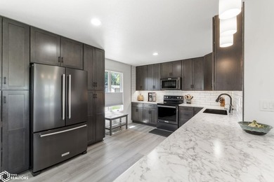 WARM AND INVITING! THIS BEAUTIFUL 3 BEDROOM IS FANTASTIC! A MUST - photo 13