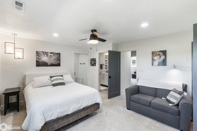 WARM AND INVITING! THIS BEAUTIFUL 3 BEDROOM IS FANTASTIC! A MUST - photo 16